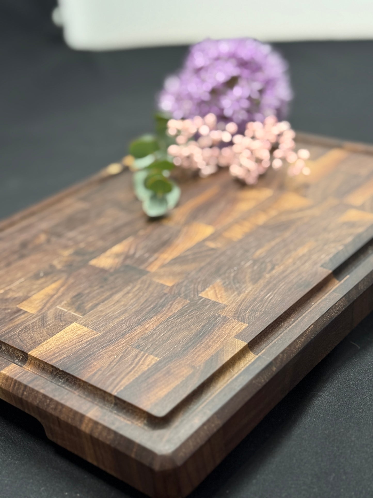 „Allrounder“ – Kompakt. Edel. Handgemacht. Das perfekte Hirnholzbrett aus Schwarznuss