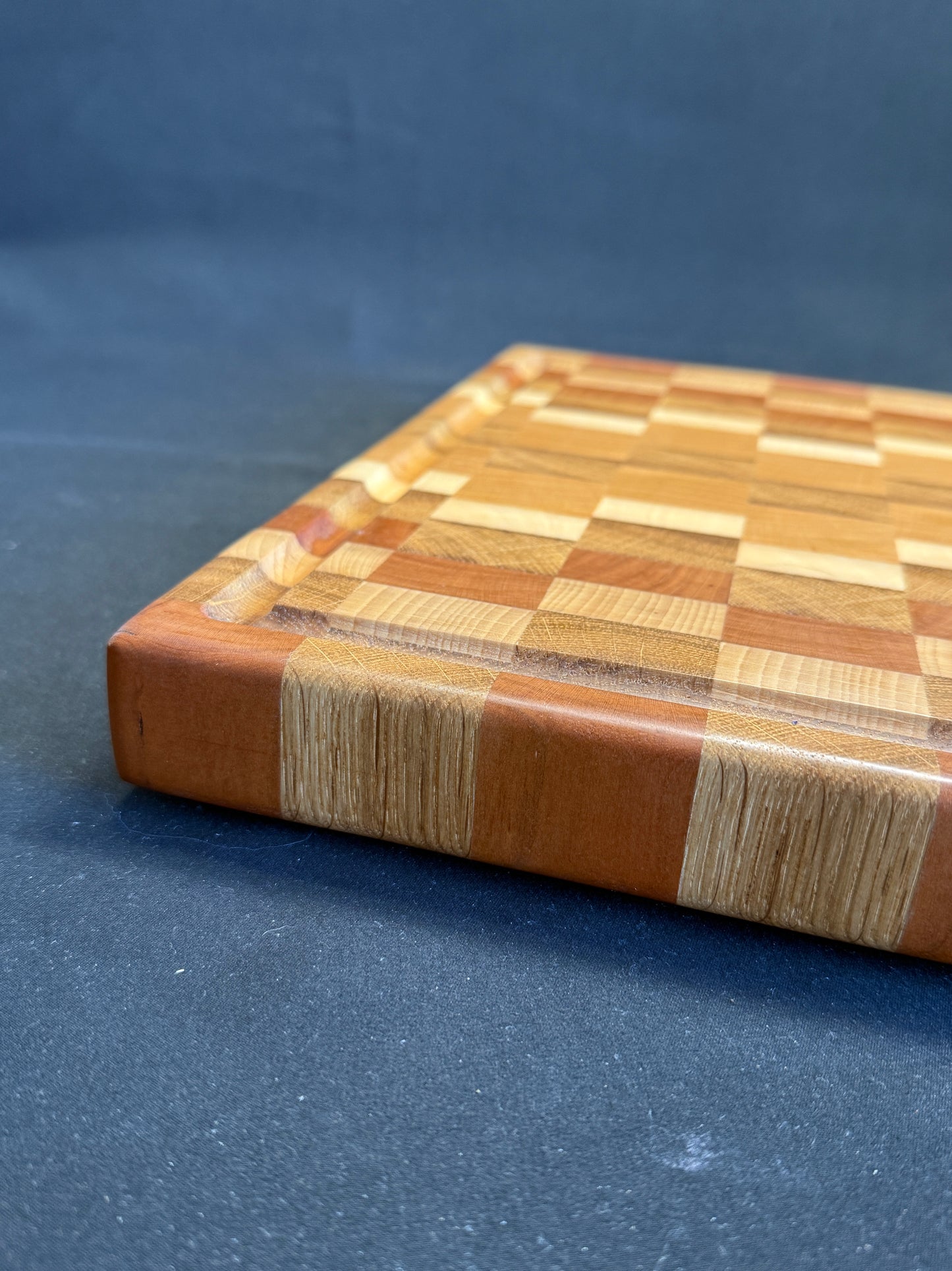 Frühlingsfrische trifft Holzkunst – Unser Premium-Schneidebrett
