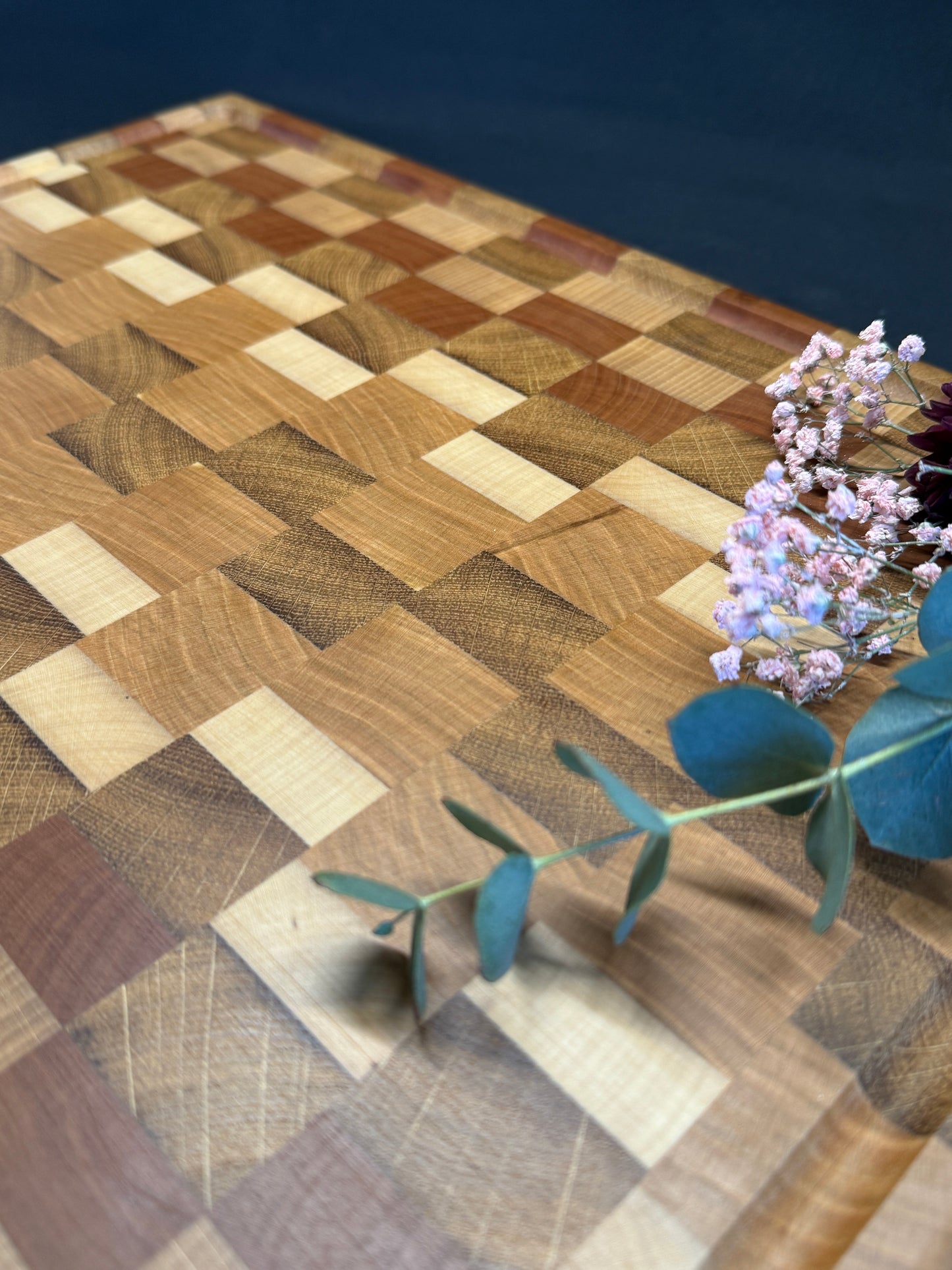 Frühlingsfrische trifft Holzkunst – Unser Premium-Schneidebrett