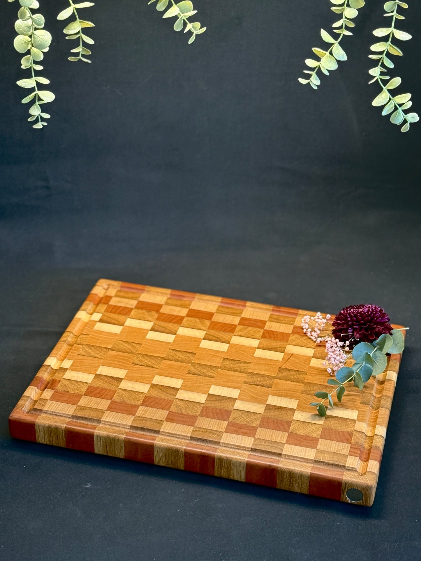 Frühlingsfrische trifft Holzkunst – Unser Premium-Schneidebrett