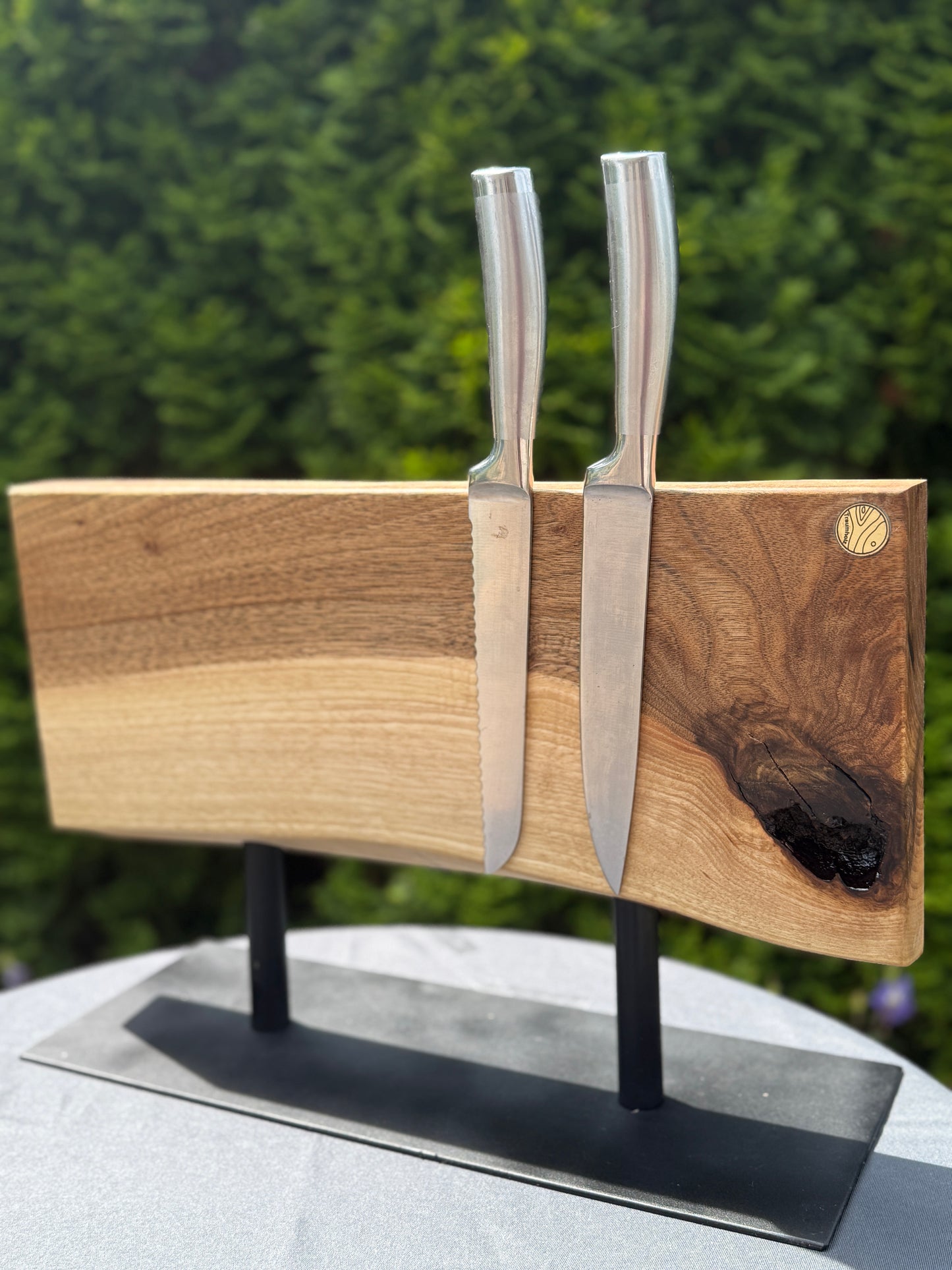 Rustikale Eleganz – Handgefertigter Magnetischer Messerblock aus Walnussholz mit schwarzem Stahlfuß
