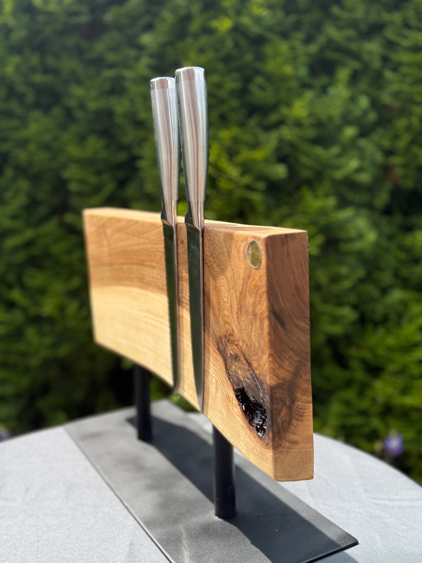 Rustikale Eleganz – Handgefertigter Magnetischer Messerblock aus Walnussholz mit schwarzem Stahlfuß