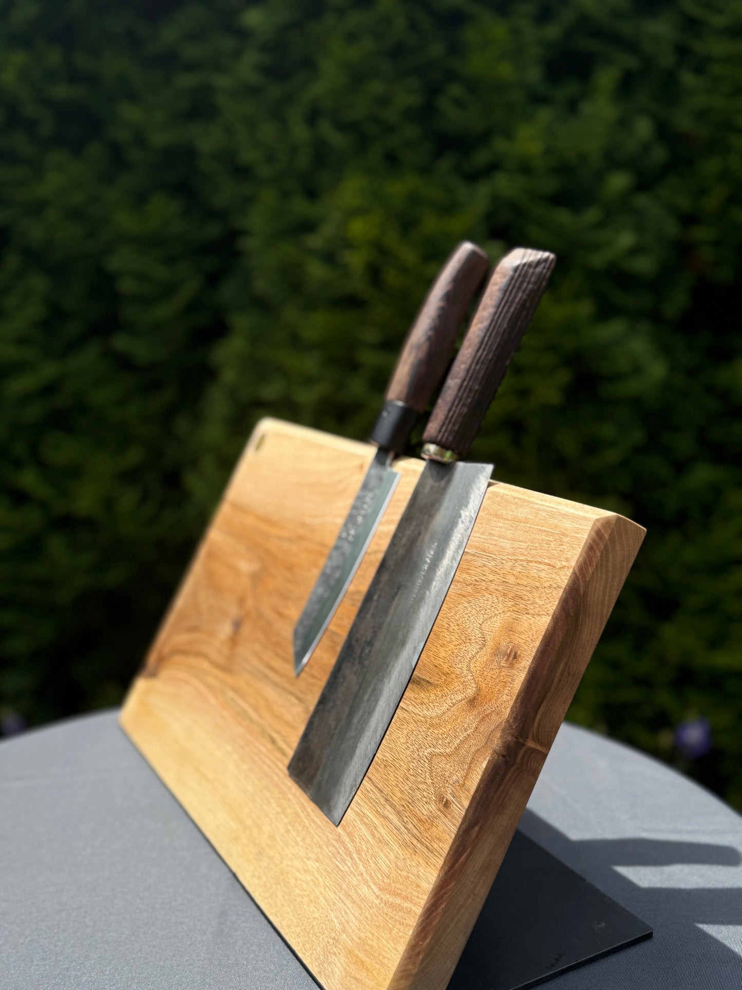 Walnussunikat – Handgefertigter Magnetischer Messerblock aus Walnussholz mit liegendem Stahlfuß