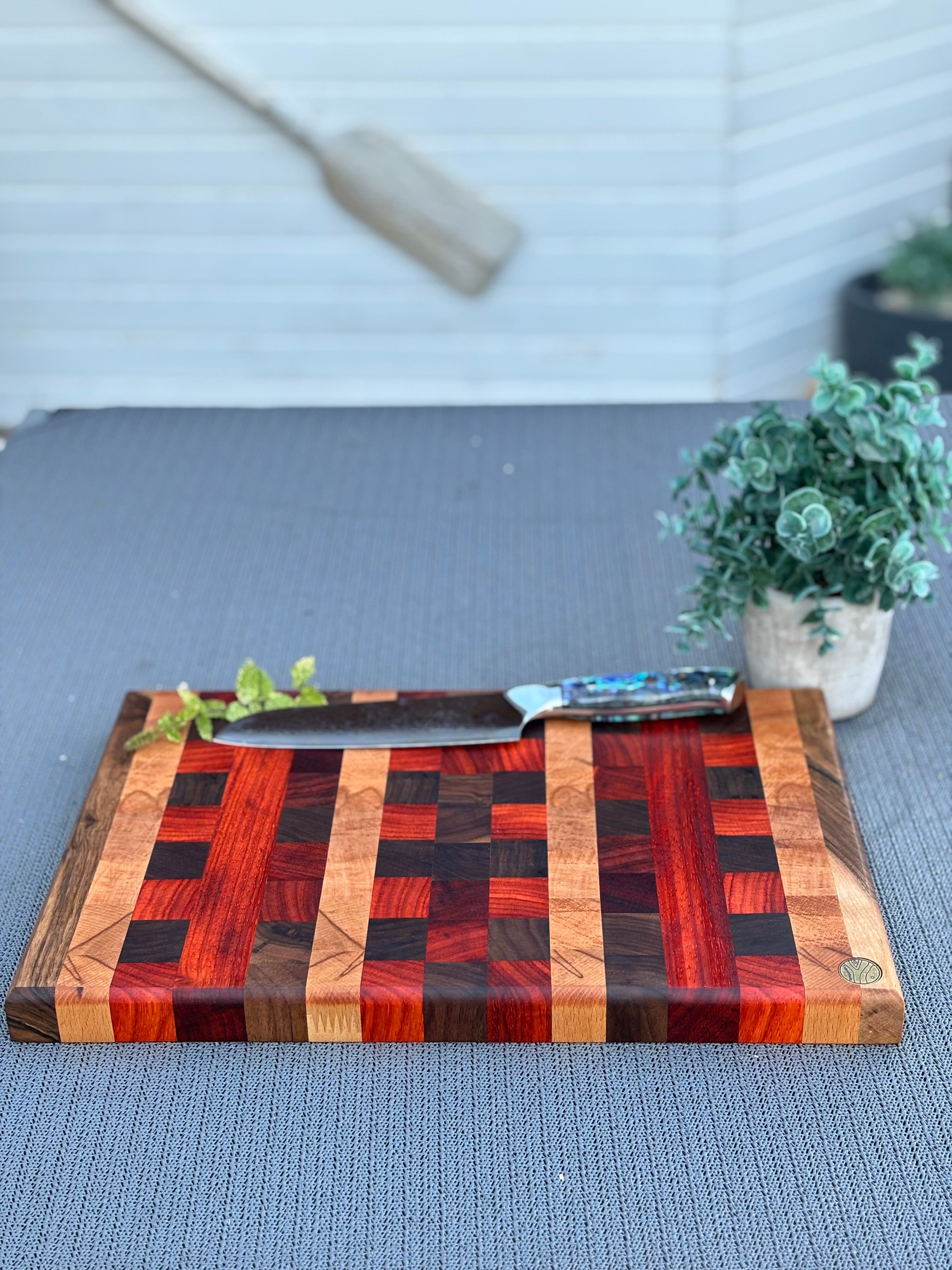 Exklusives Hirnholz-Schneidebrett aus Padouk, Buche & Walnuss