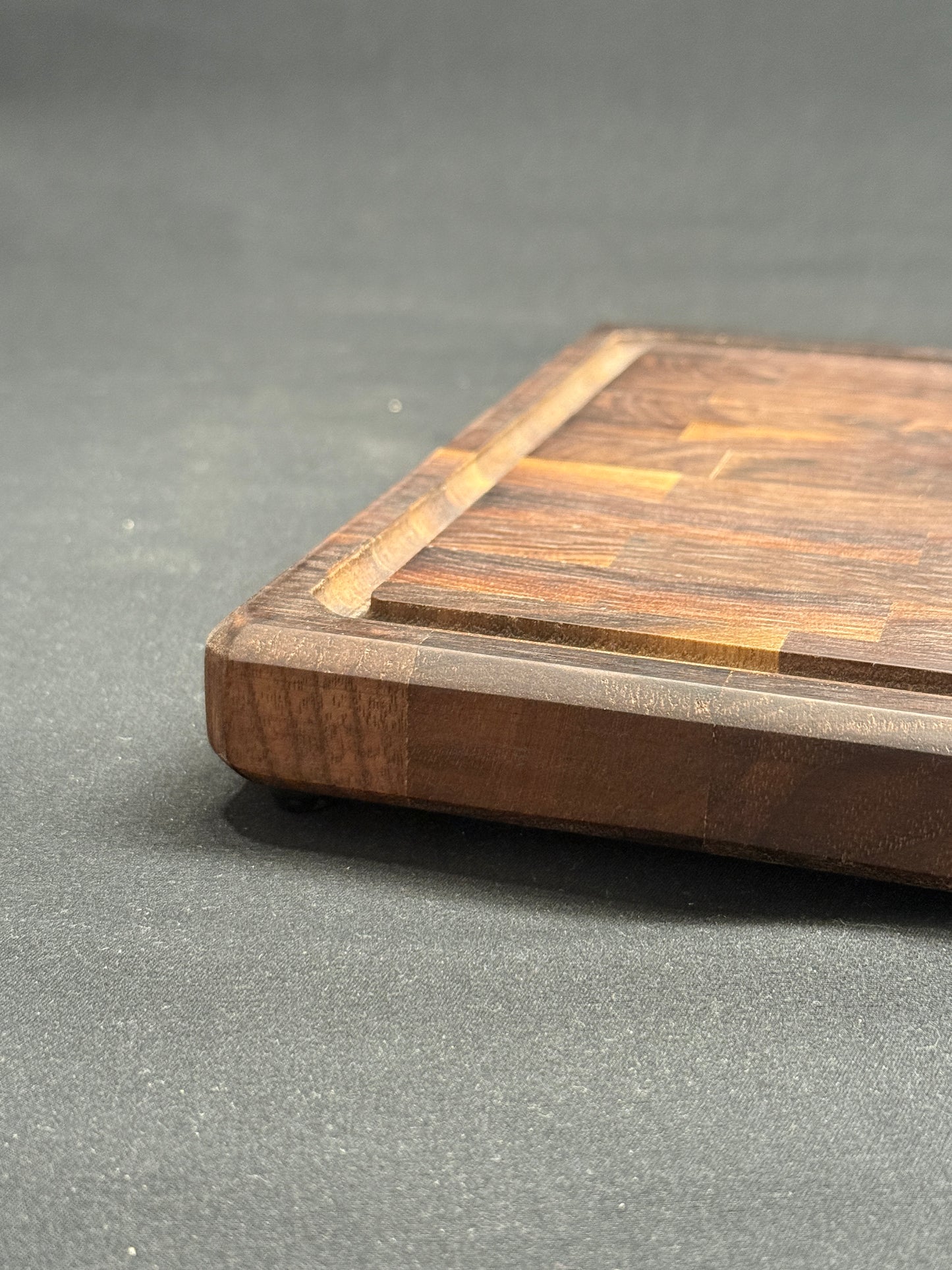 „Allrounder“ – Kompakt. Edel. Handgemacht. Das perfekte Hirnholzbrett aus Schwarznuss