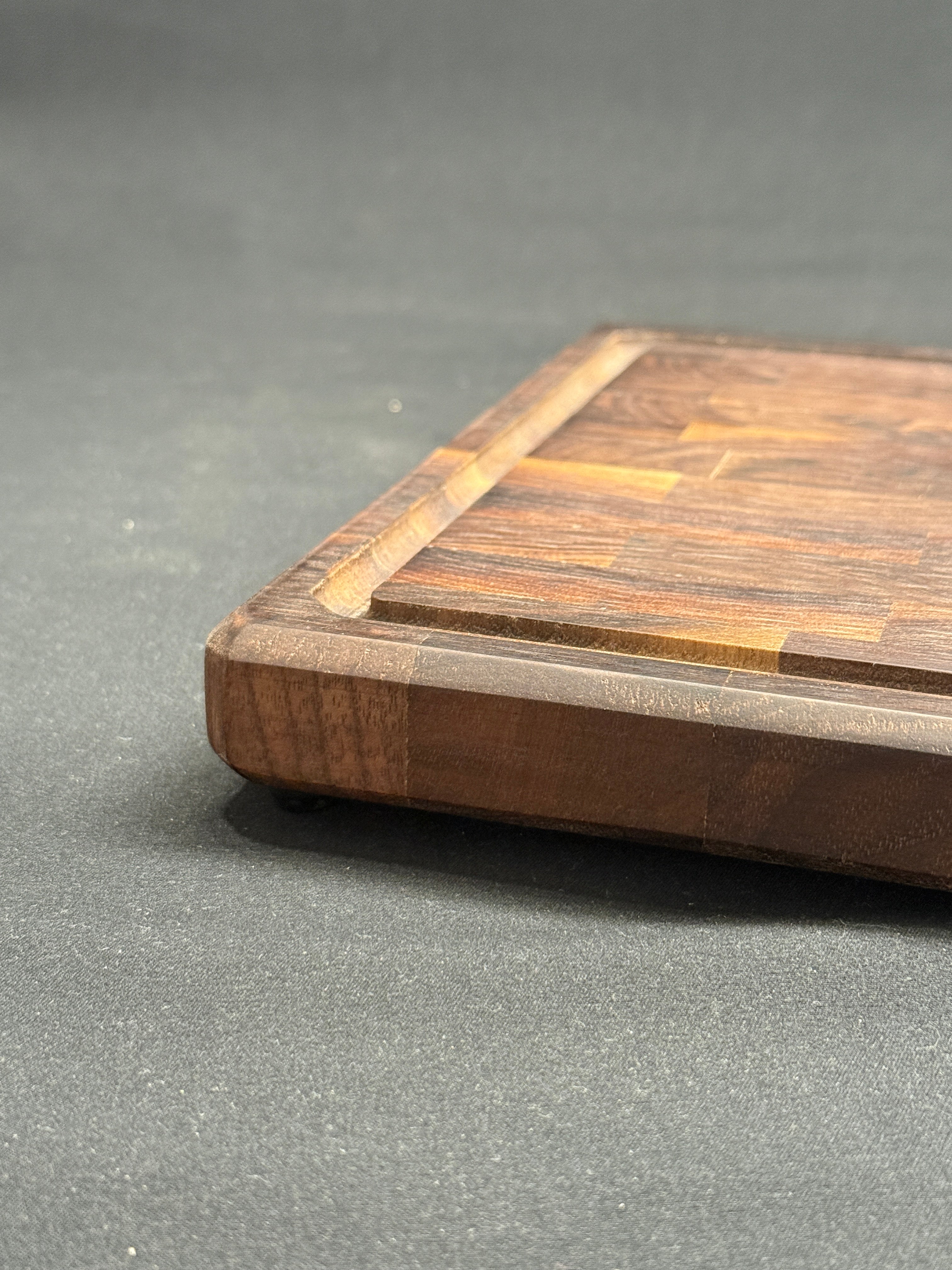 „Allrounder“ – Kompakt. Edel. Handgemacht. Das perfekte Hirnholzbrett aus Schwarznuss