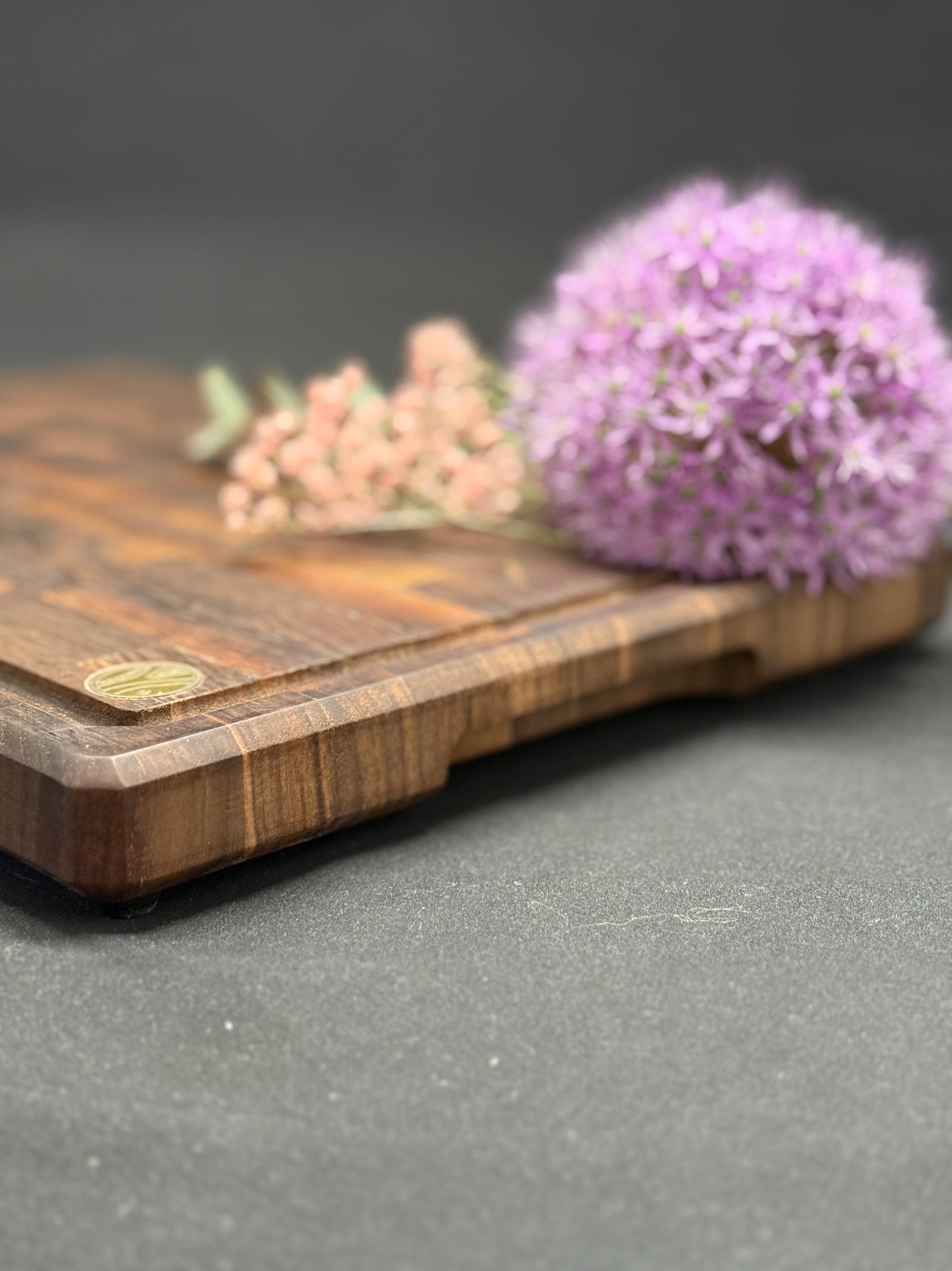 „Allrounder“ – Kompakt. Edel. Handgemacht. Das perfekte Hirnholzbrett aus Schwarznuss