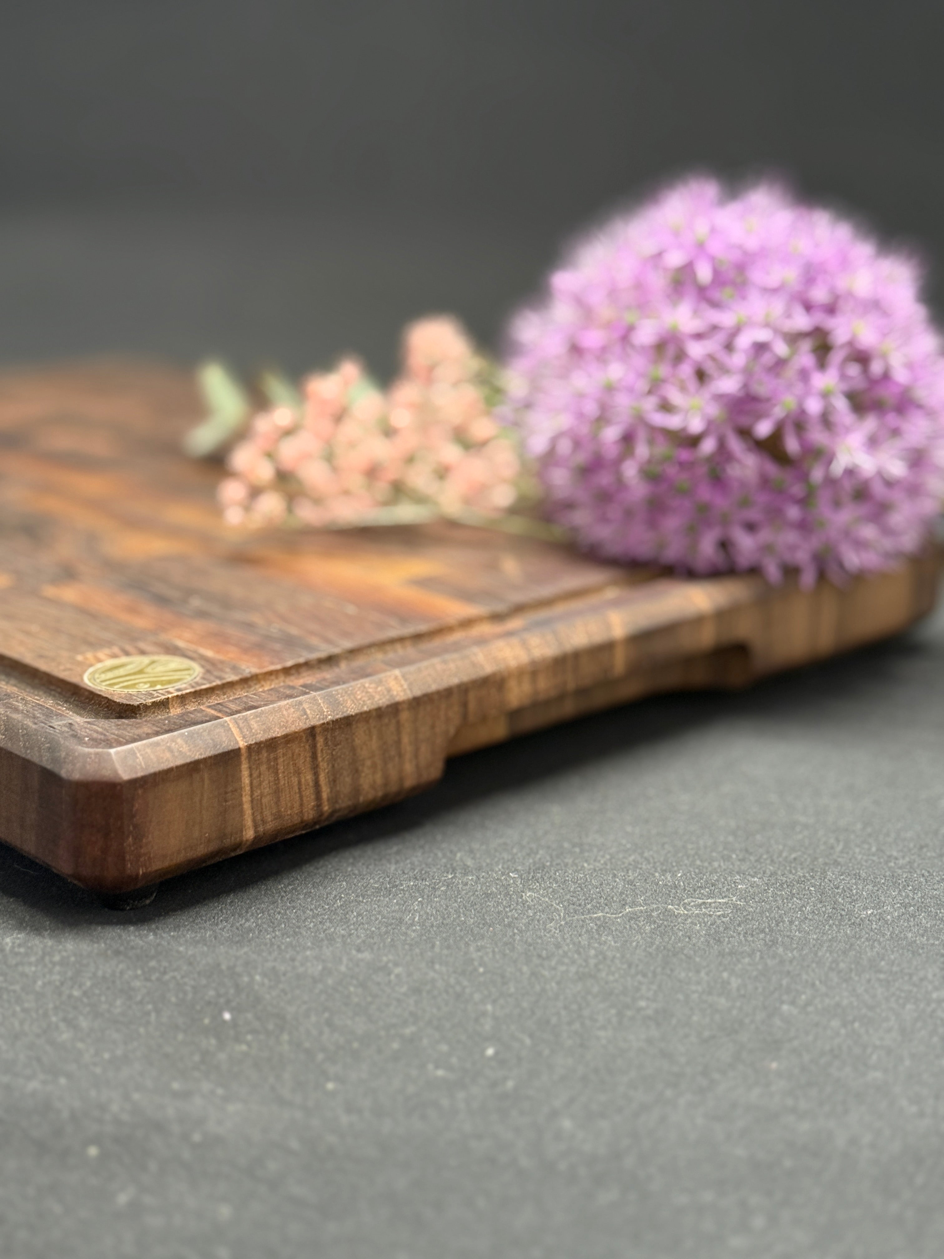 „Allrounder“ – Kompakt. Edel. Handgemacht. Das perfekte Hirnholzbrett aus Schwarznuss