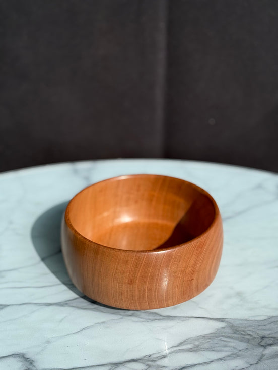 Handgedrechselte Schüssel aus Kirschholz
