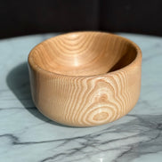 Handgedrechselte Schüssel aus Eschenholz