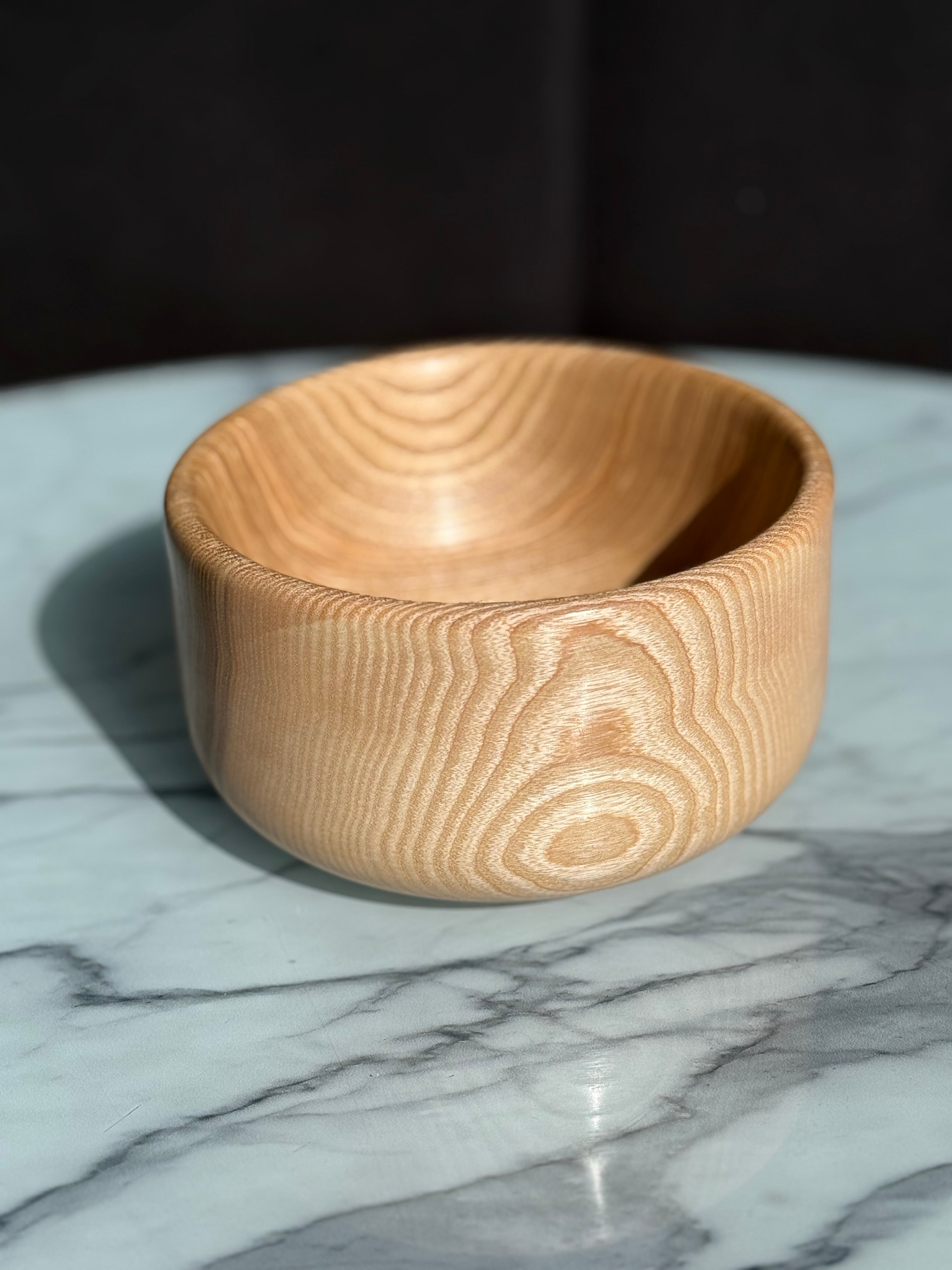 Handgedrechselte Schüssel aus Eschenholz