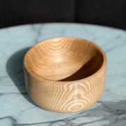 Handgedrechselte Schüssel aus Eschenholz