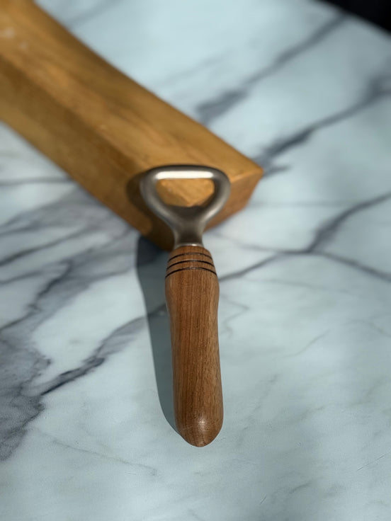 Klassischer Flaschenöffner aus Nussholz