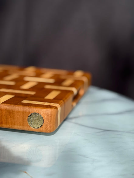 Hirnholz-Schneidebrett aus Teak & Ahorn