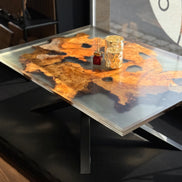 Couchtisch aus Olivenholz und Epoxidharz