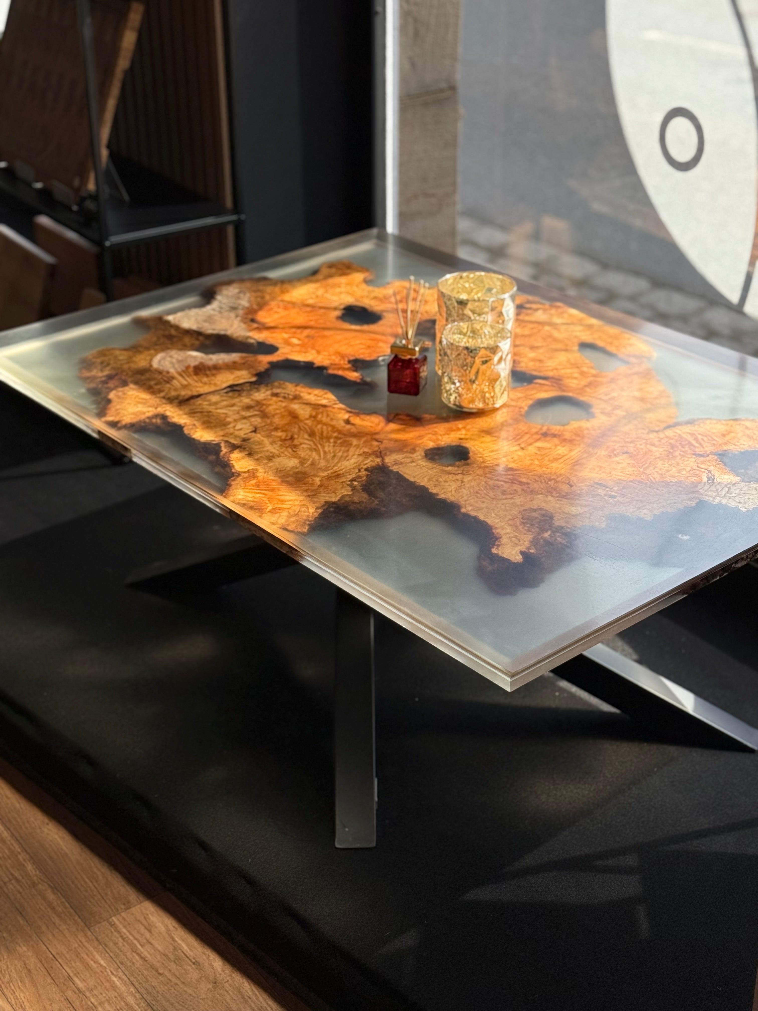 Couchtisch aus Olivenholz und Epoxidharz