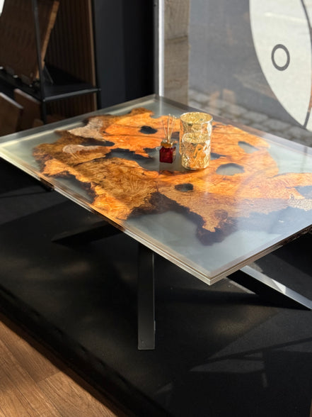 Couchtisch aus Olivenholz und Epoxidharz