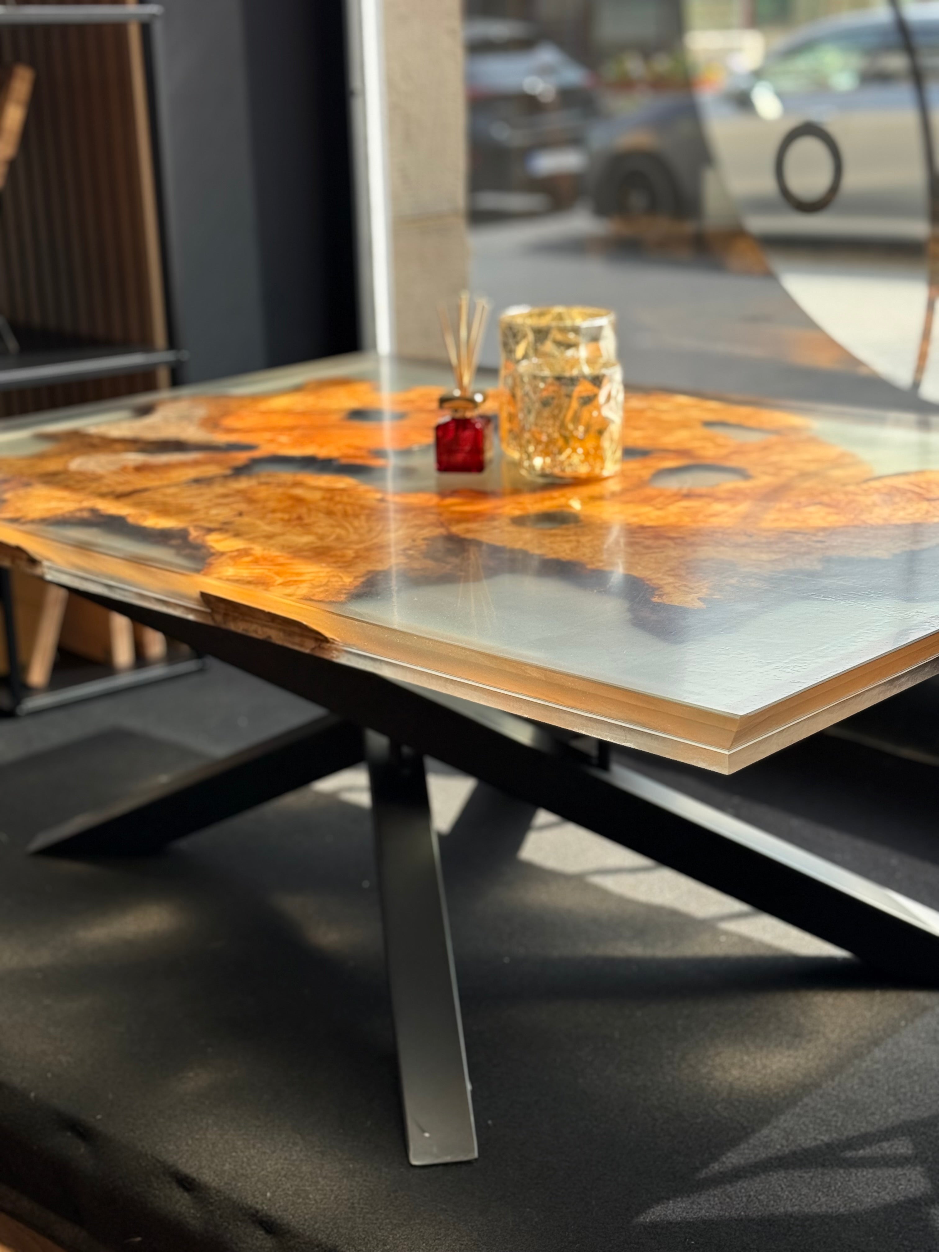 Couchtisch aus Olivenholz und Epoxidharz