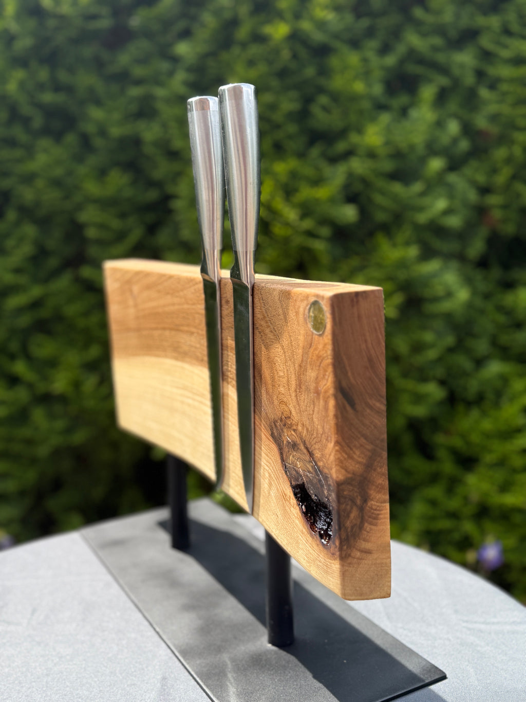 Rustikale Eleganz – Handgefertigter Magnetischer Messerblock aus Walnussholz mit schwarzem Stahlfuß