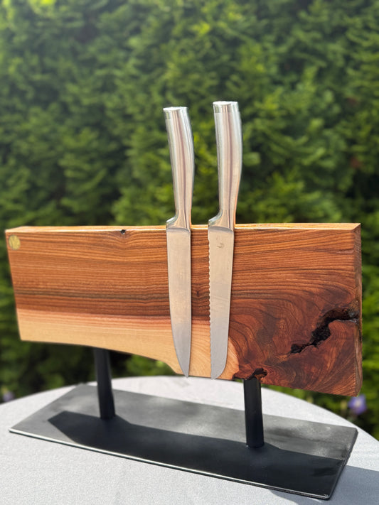 Ein Stück Natur mit Charakter – Magnetischer Messerblock aus Ulmenholz mit schwarzem Stahlfuß