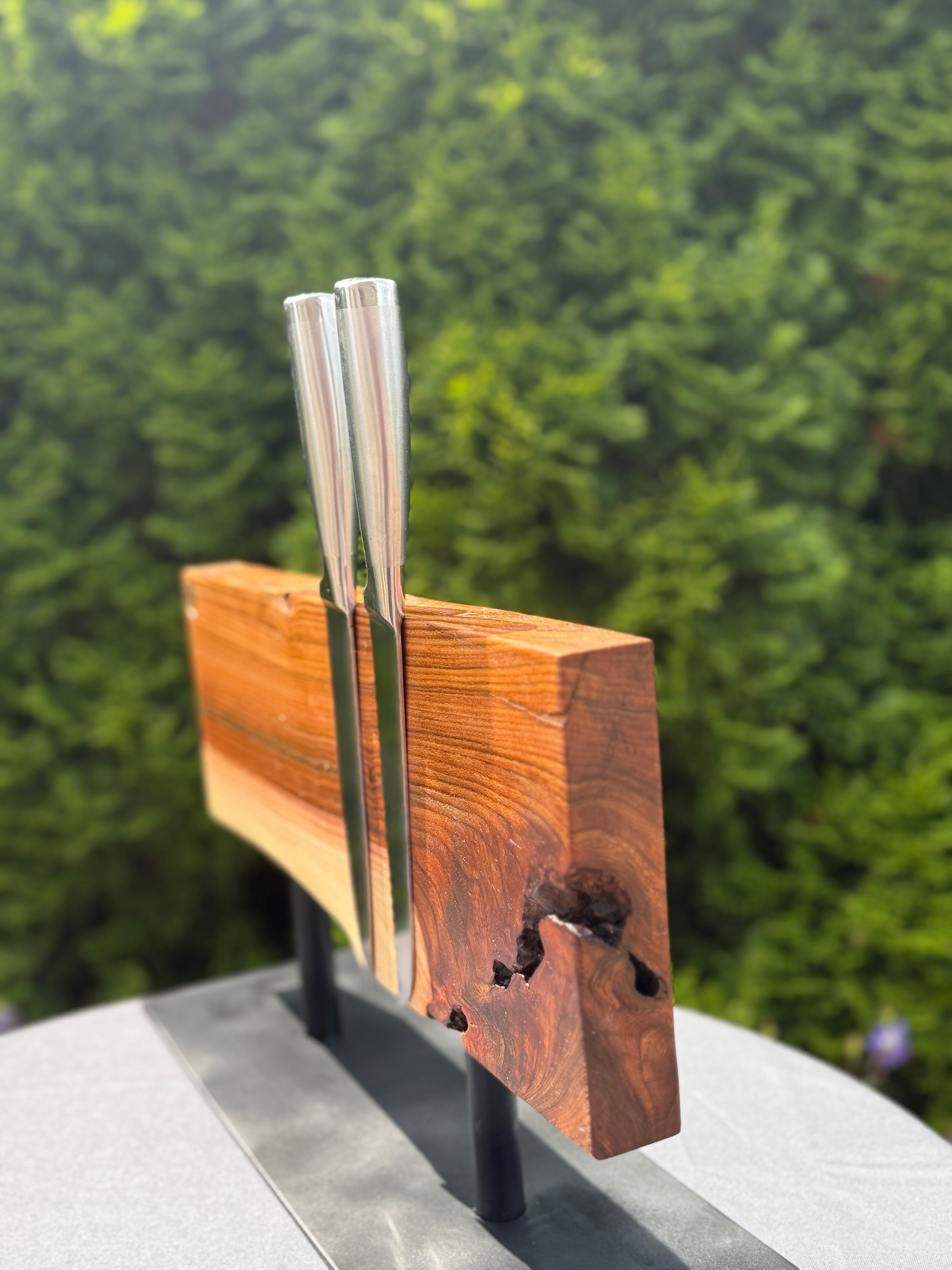 Ein Stück Natur mit Charakter – Magnetischer Messerblock aus Ulmenholz mit schwarzem Stahlfuß