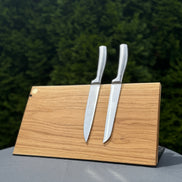 Schlicht. Stark. Stilvoll. – Magnetischer Messerblock aus Eichenholz mit liegendem Stahlfuß