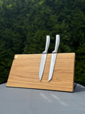 Schlicht. Stark. Stilvoll. – Magnetischer Messerblock aus Eichenholz mit liegendem Stahlfuß