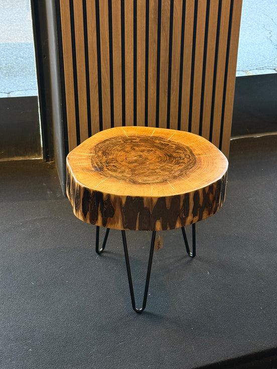 Kleiner Beistelltisch aus Walnussholz