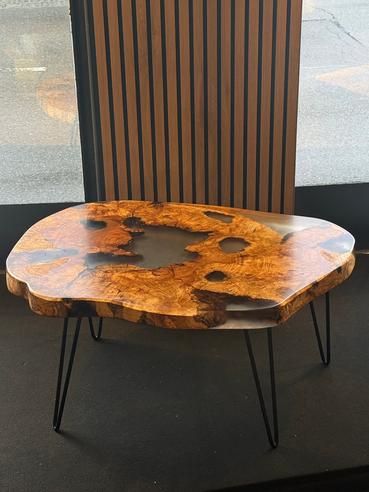 Couchtisch aus Olivenholz & Epoxidharz
