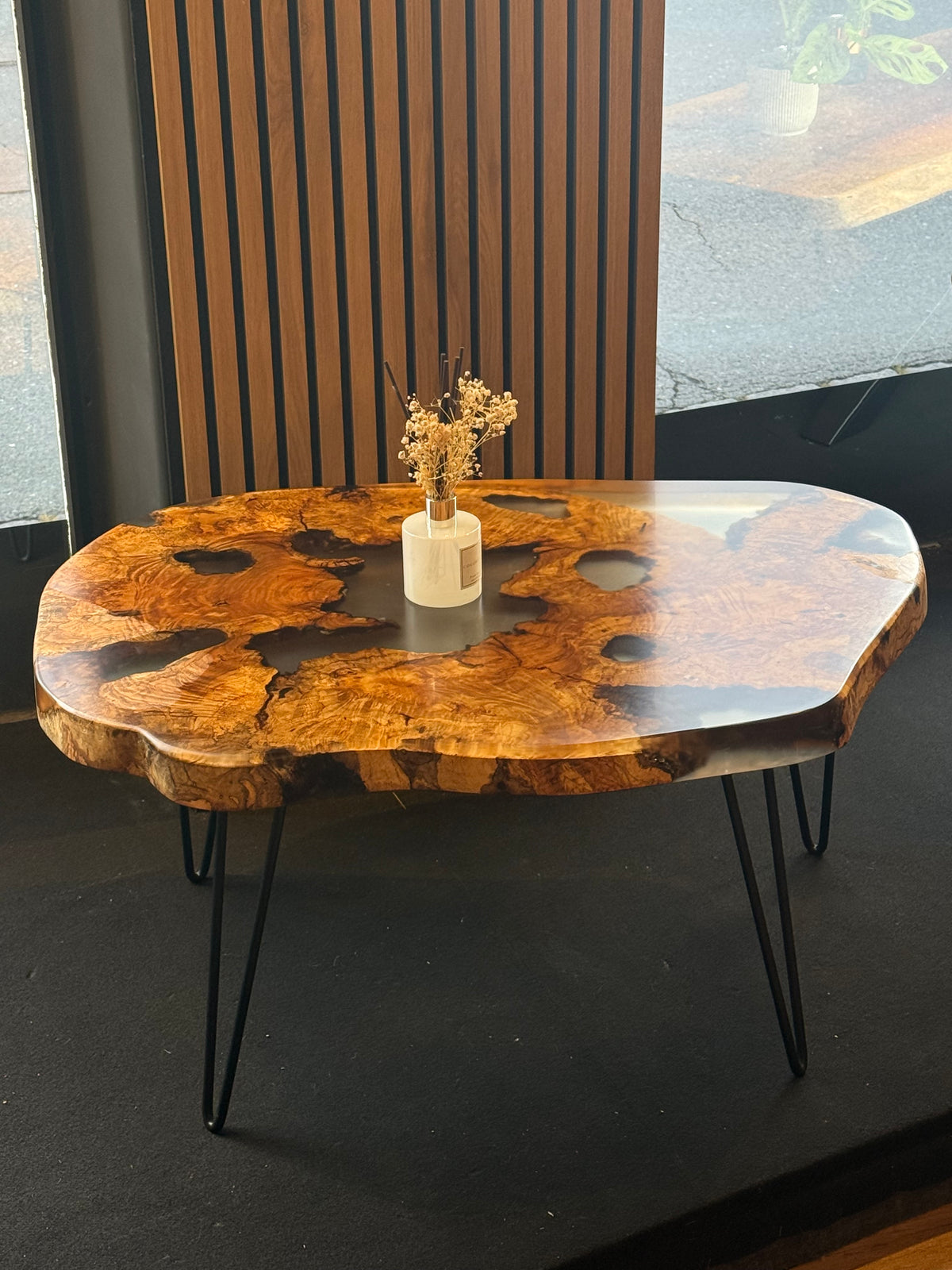 Couchtisch aus Olivenholz & Epoxidharz