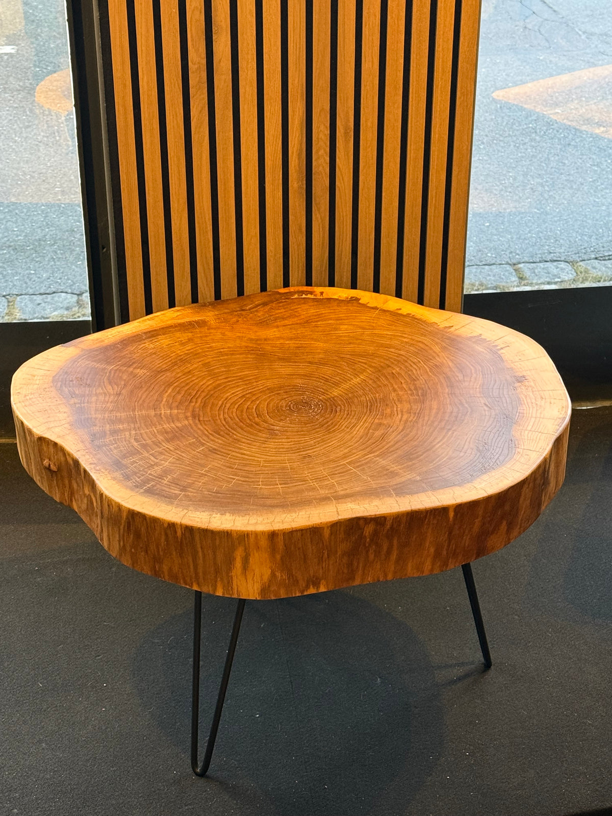 Couchtisch aus einer Ulmen-Baumscheibe