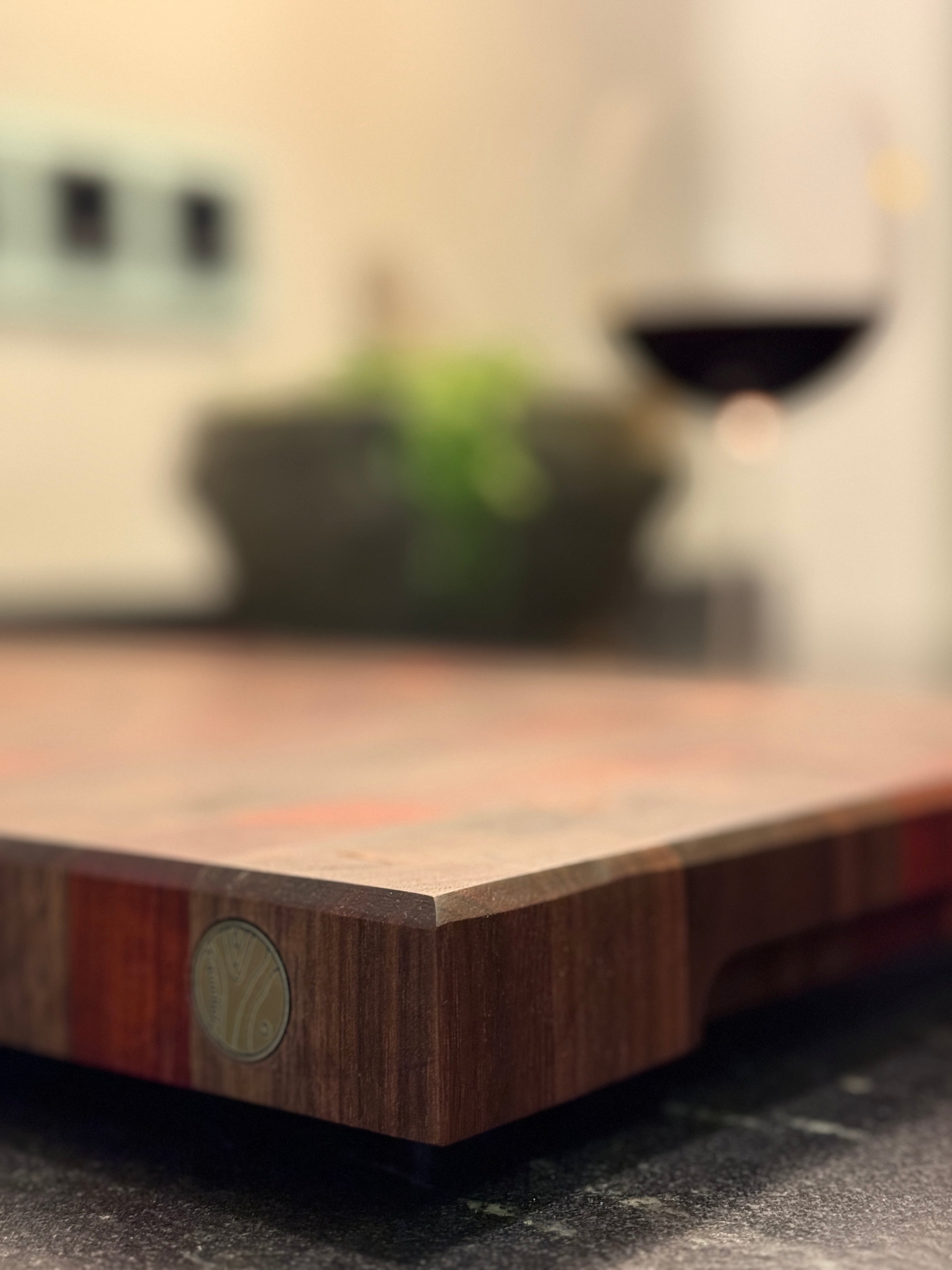 Großes Hirnholzschneidebrett - Padouk und Schwarznuss