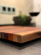 Exklusives Hirnholz-Schneidebrett aus Padouk, Buche & Walnuss