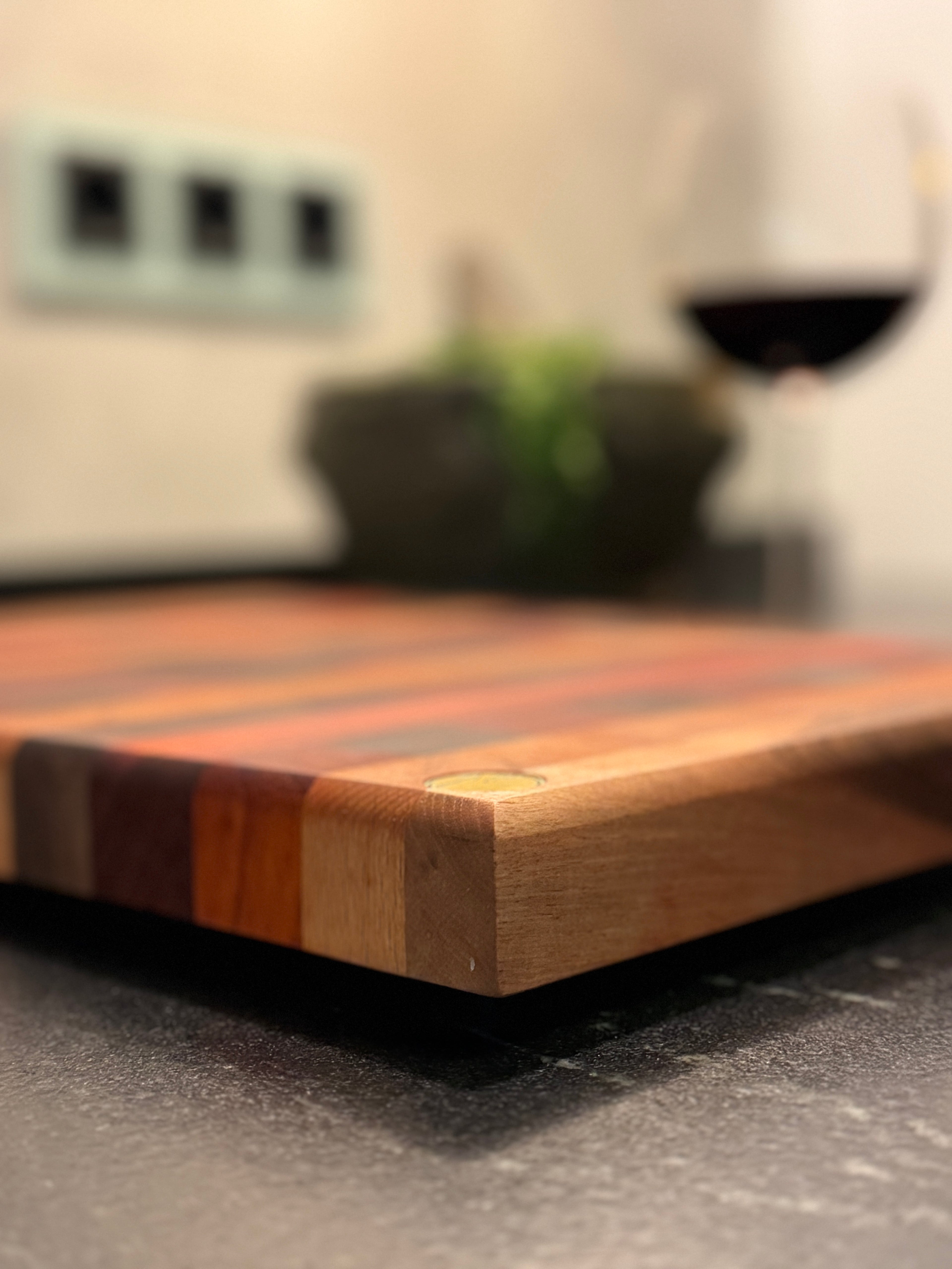 Exklusives Hirnholz-Schneidebrett aus Padouk, Buche & Walnuss