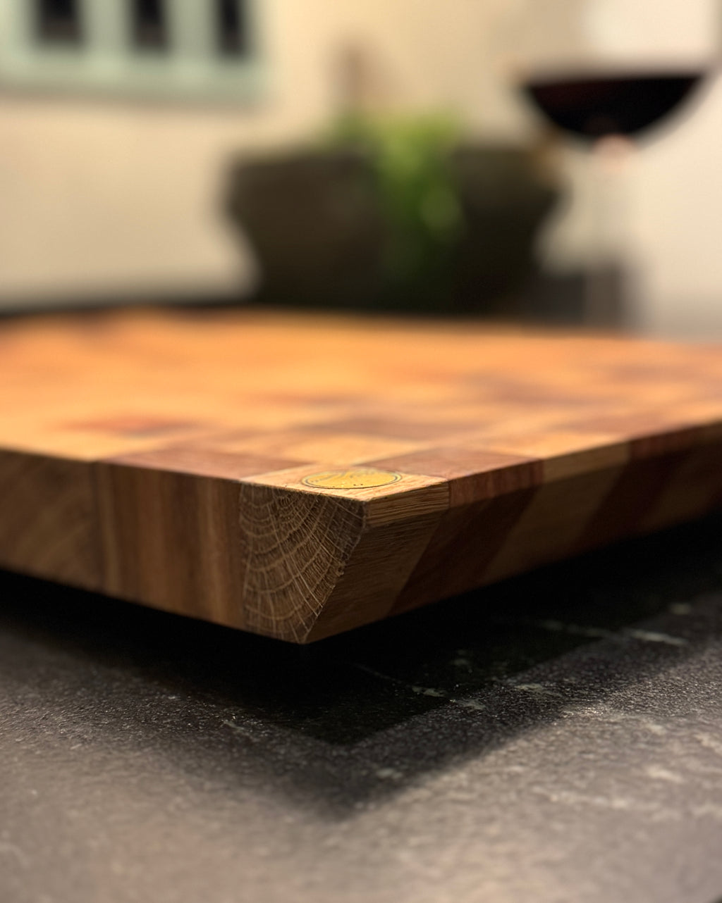 Hirnholz-Schneidebrett aus Eiche, Ulme & Schwarznuss – Natürlich. Edel. Unverwechselbar.