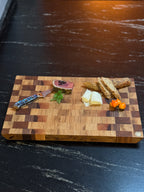 Hirnholz-Schneidebrett aus Eiche, Ulme & Schwarznuss – Natürlich. Edel. Unverwechselbar.