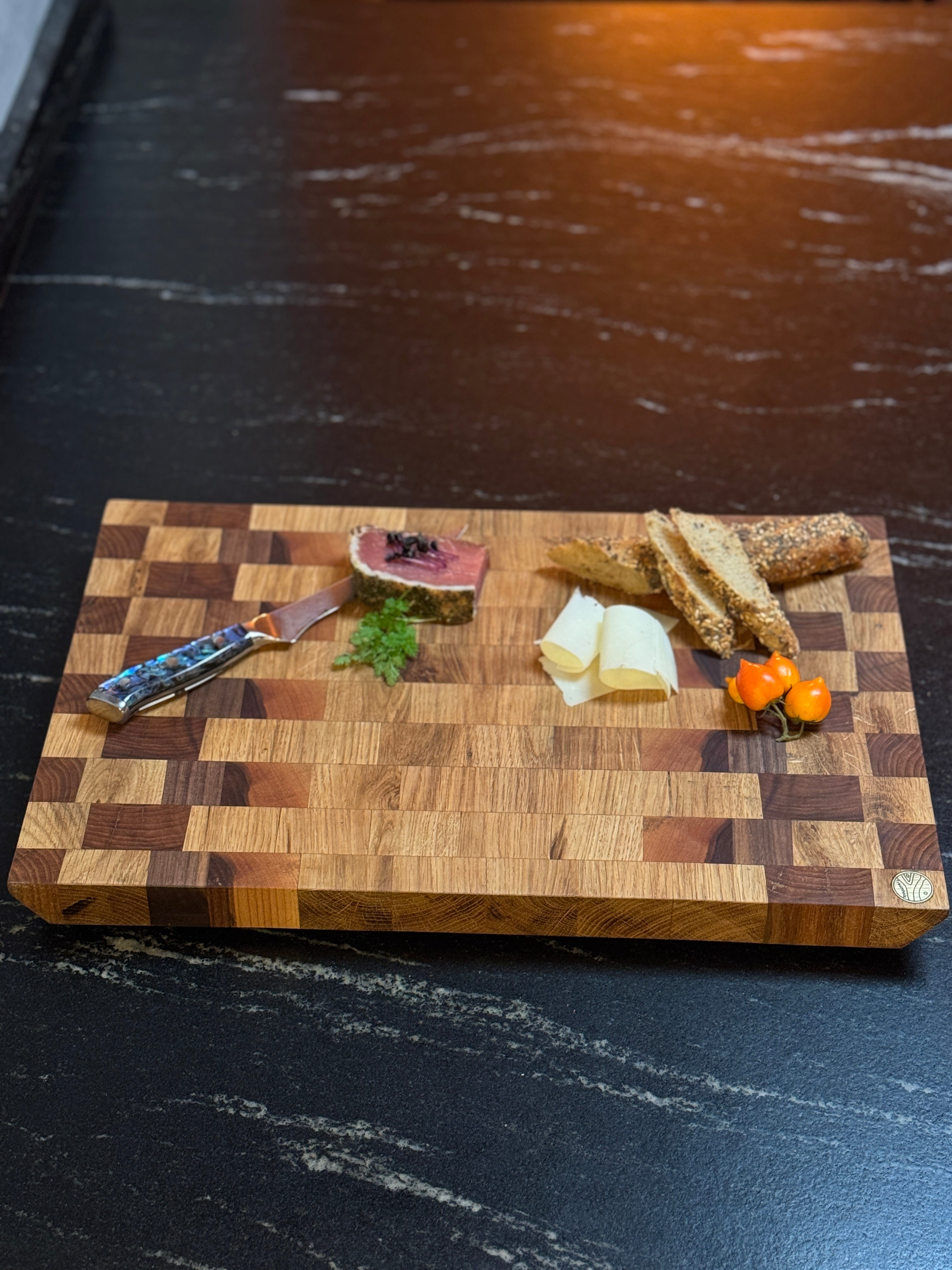 Hirnholz-Schneidebrett aus Eiche, Ulme & Schwarznuss – Natürlich. Edel. Unverwechselbar.