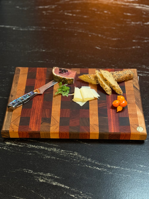 Exklusives Hirnholz-Schneidebrett aus Padouk, Buche & Walnuss