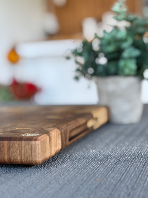 Handgefertigtes Hirnholz-Schneidebrett aus Walnuss – Klassische Eleganz & kompromisslose Funktion