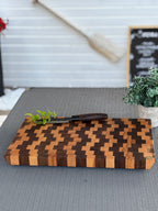 Hirnholz-Schneidebrett aus Schwarznuss & Buche – Handgefertigtes Design mit schwebender Eleganz