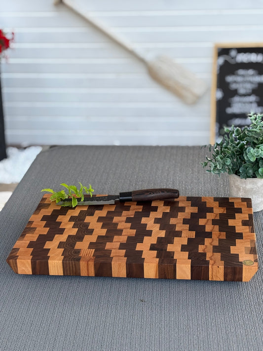 Hirnholz-Schneidebrett aus Schwarznuss & Buche – Handgefertigtes Design mit schwebender Eleganz