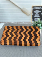 Hirnholz-Schneidebrett aus Schwarznuss & Buche – Handgefertigtes Design mit schwebender Eleganz