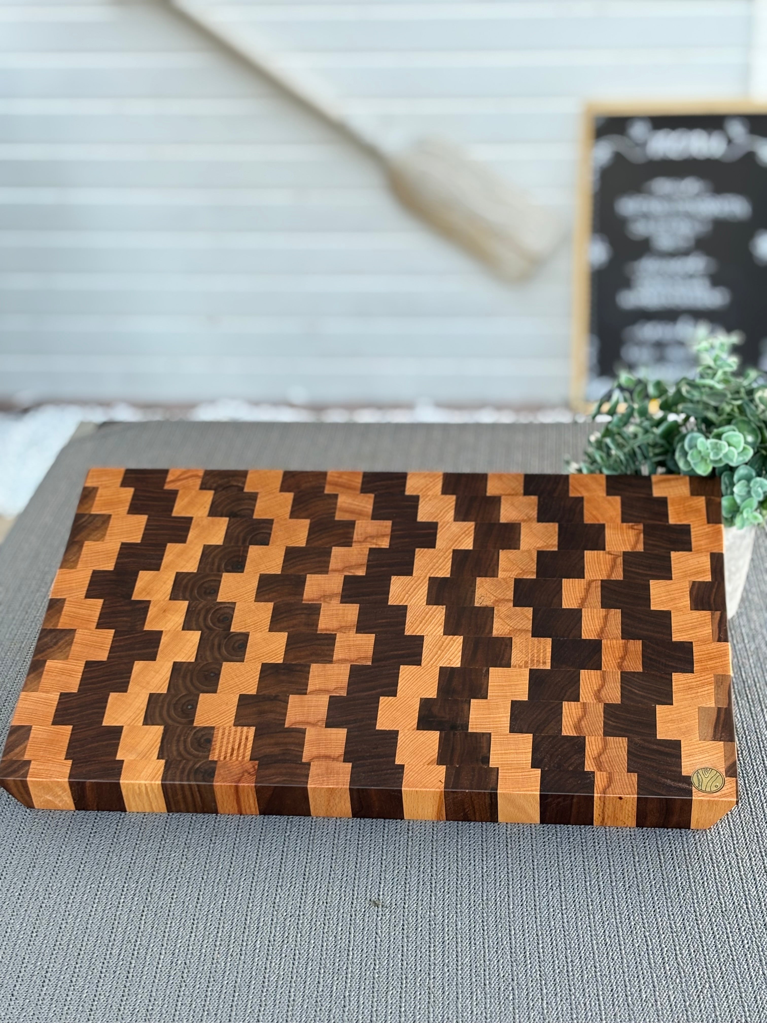 Hirnholz-Schneidebrett aus Schwarznuss & Buche – Handgefertigtes Design mit schwebender Eleganz