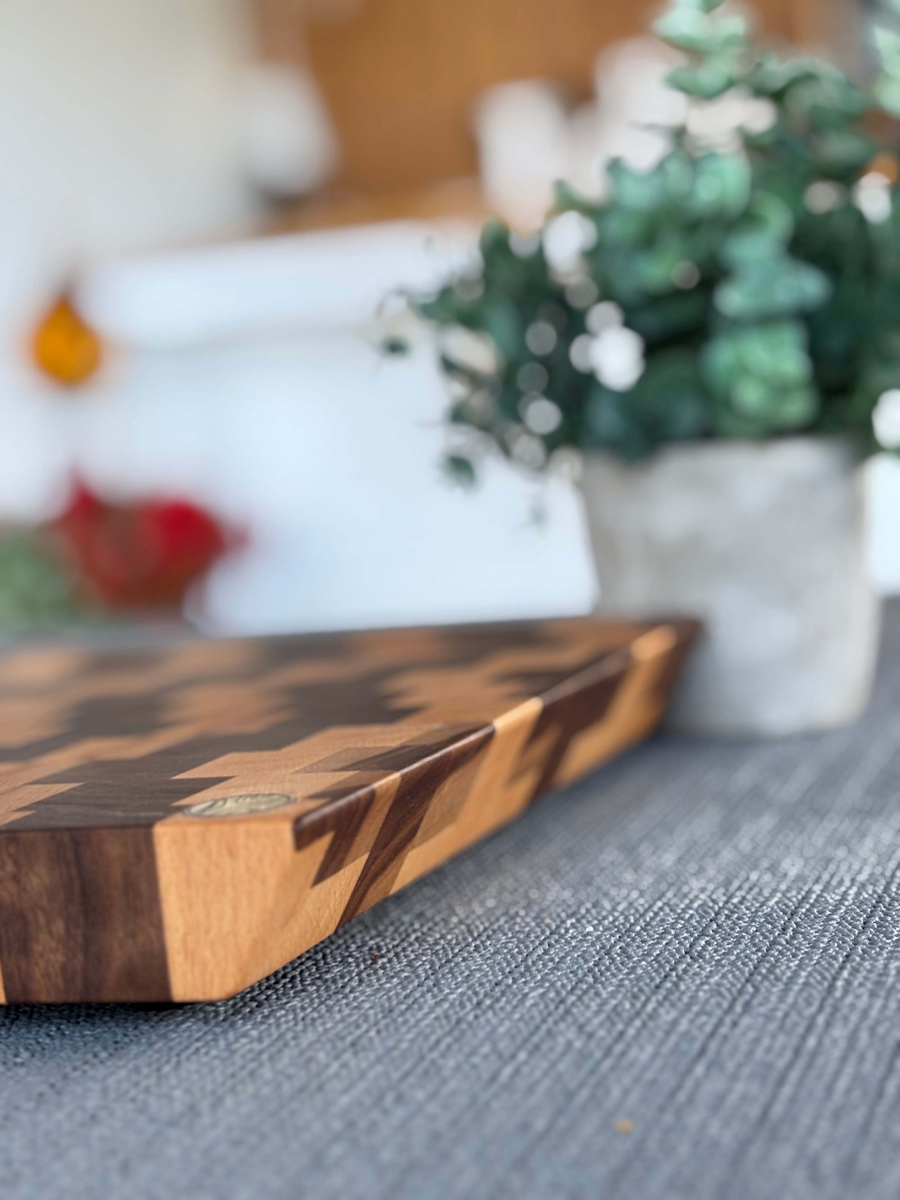 Hirnholz-Schneidebrett aus Schwarznuss & Buche – Handgefertigtes Design mit schwebender Eleganz