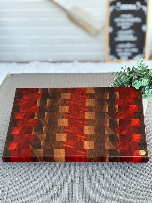 Handgefertigtes Hirnholz-Schneidebrett aus Schwarznuss & Padouk – Exklusives Tropenholz trifft auf edle Handwerkskunst