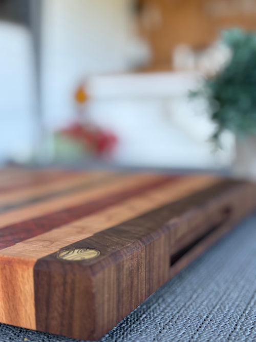 Exklusives Hirnholzschneidebrett aus Schwarznuss, Buche & Padouk – ein Meisterstück für deine Küche