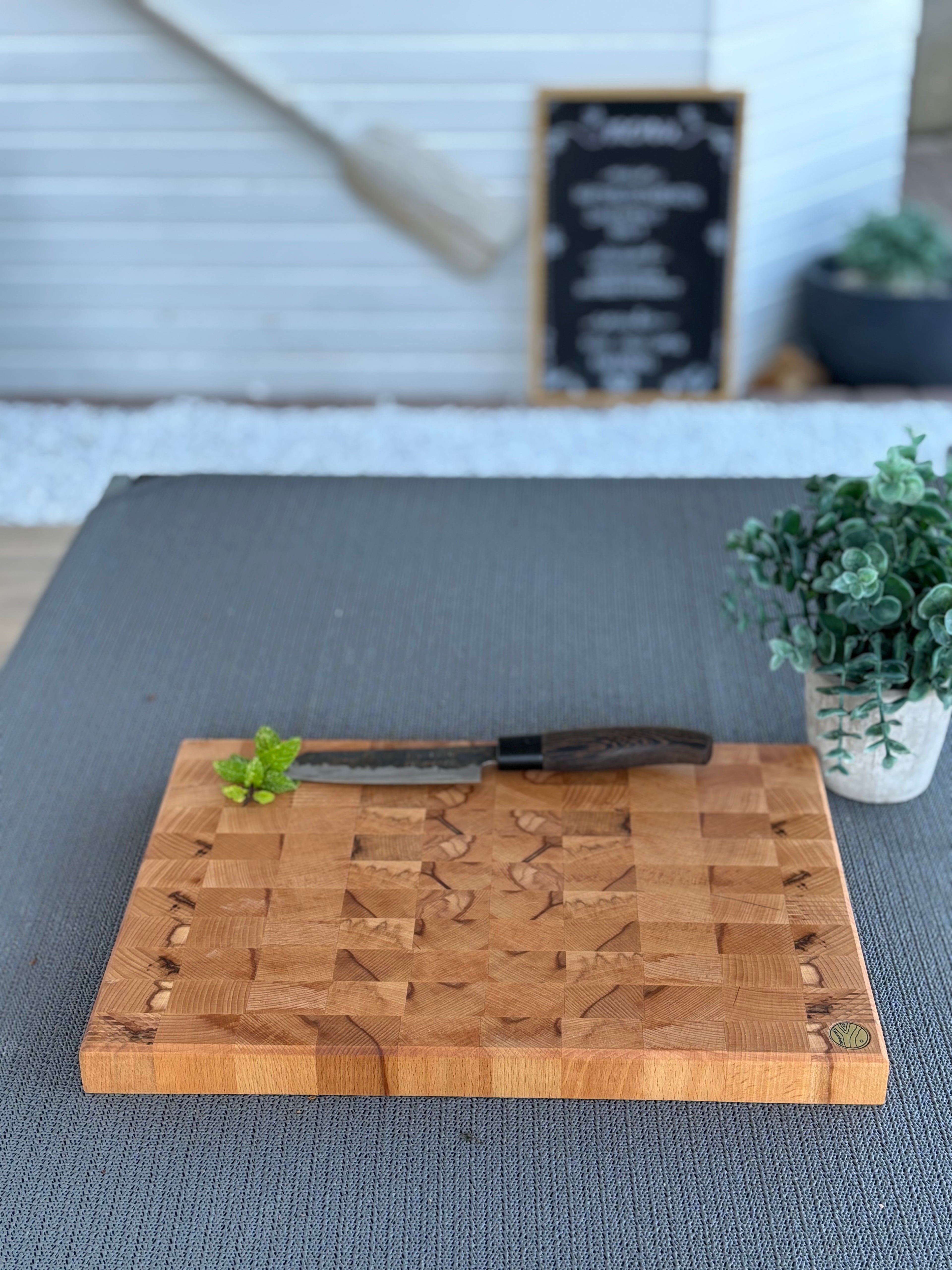 „Allrounder M“ – Kompakt. Edel. Handgemacht. Das perfekte Hirnholzbrett aus Buche