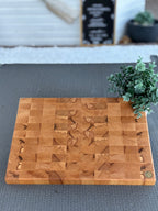 „Allrounder M“ – Kompakt. Edel. Handgemacht. Das perfekte Hirnholzbrett aus Buche