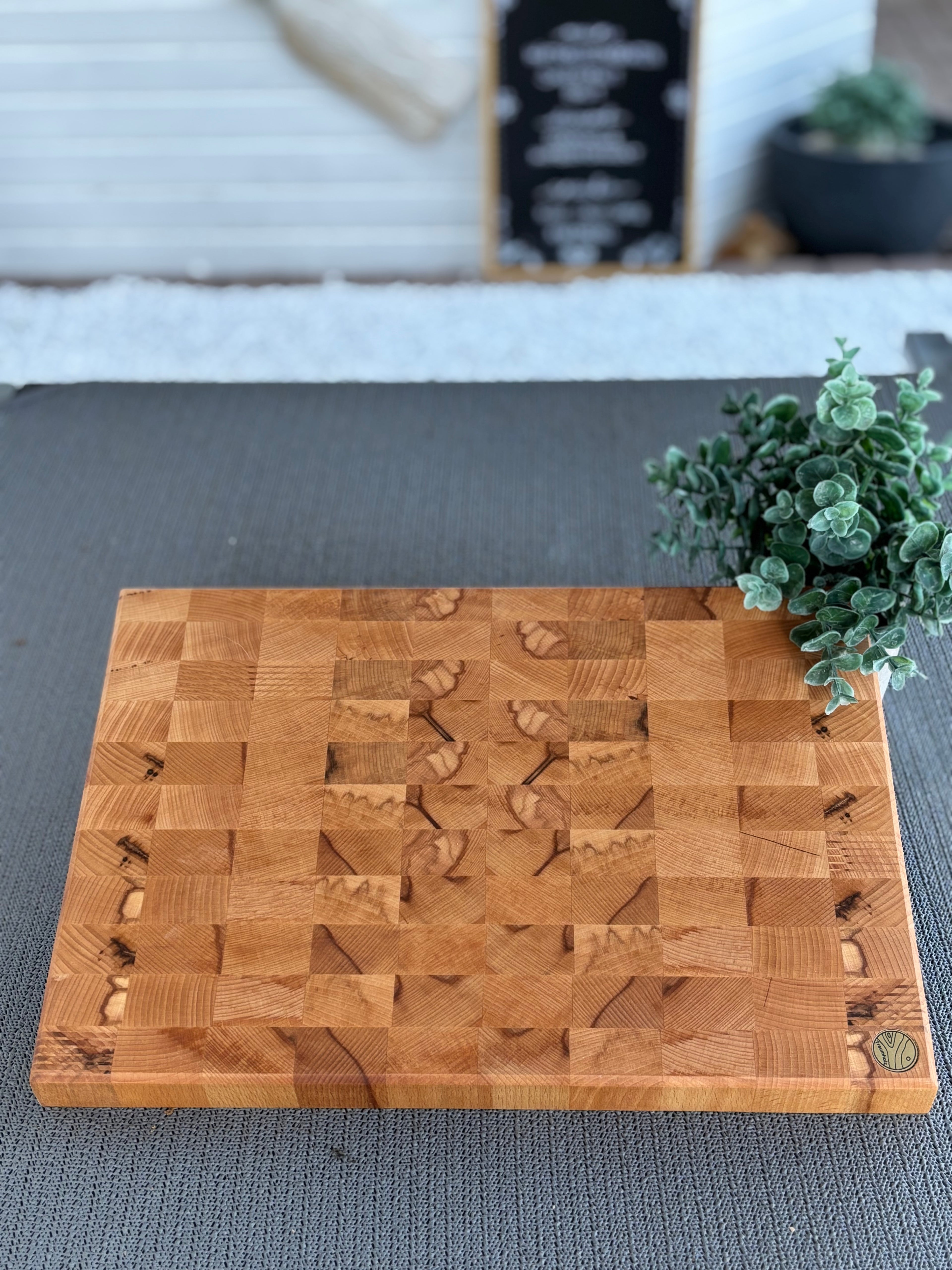 „Allrounder M“ – Kompakt. Edel. Handgemacht. Das perfekte Hirnholzbrett aus Buche