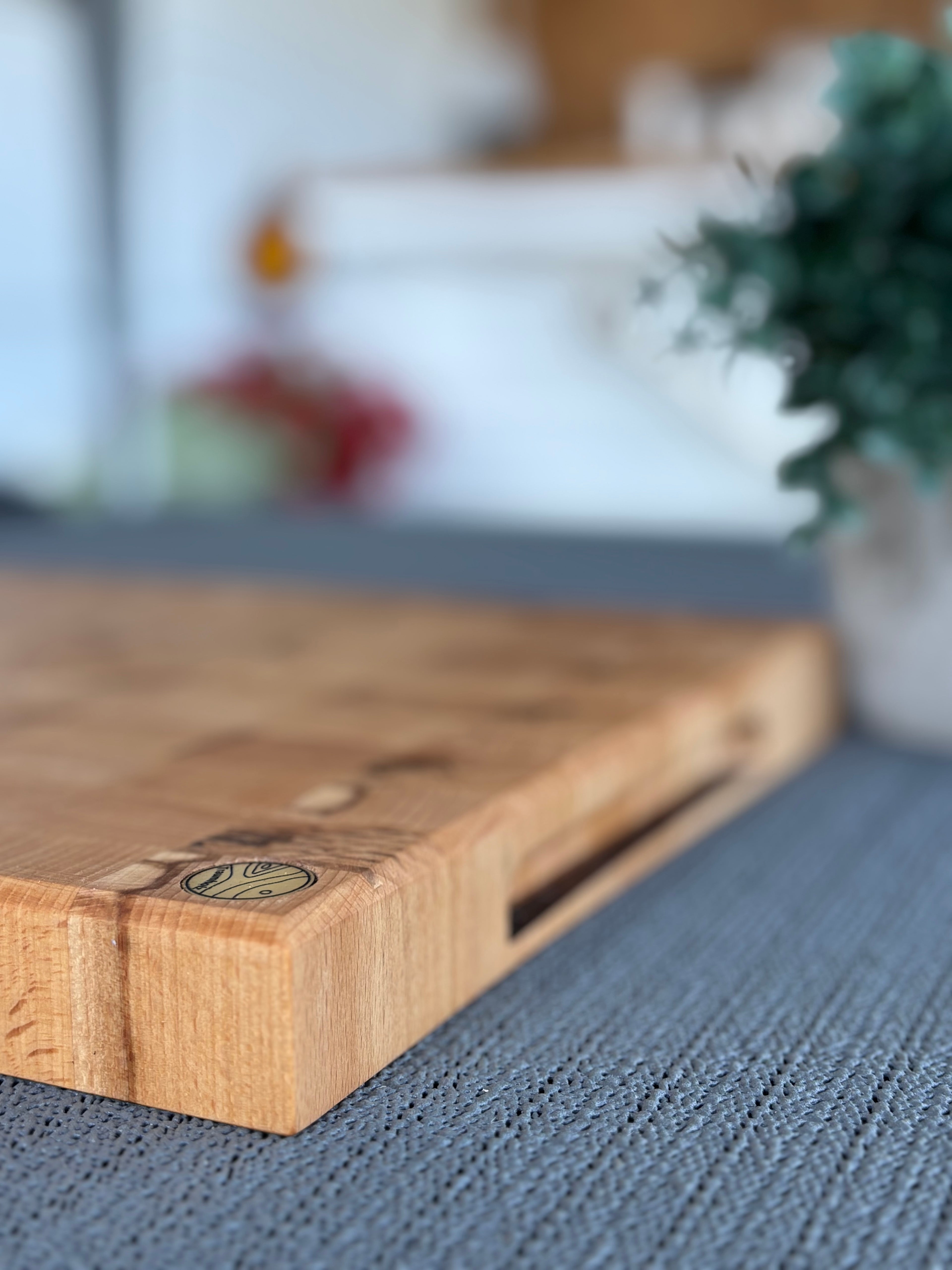 „Allrounder M“ – Kompakt. Edel. Handgemacht. Das perfekte Hirnholzbrett aus Buche